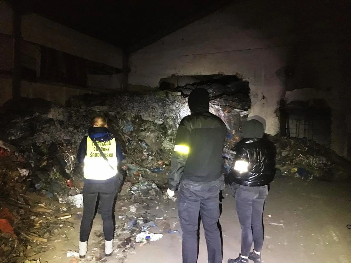 Policjanci z Bytowa razem z inspektorami ochrony środowiska ukrócili proceder nielegalnego składowania odpadów. W hali przemysłowej gromadzone były tekstylia i plastiki, które nocą miały być spalane w piecu.    


