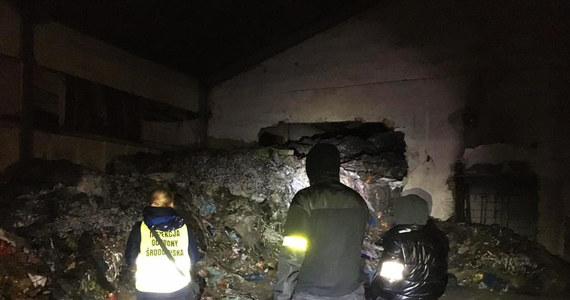 Policjanci z Bytowa razem z inspektorami ochrony środowiska ukrócili proceder nielegalnego składowania odpadów. W hali przemysłowej gromadzone były tekstylia i plastiki, które nocą miały być spalane w piecu.    

