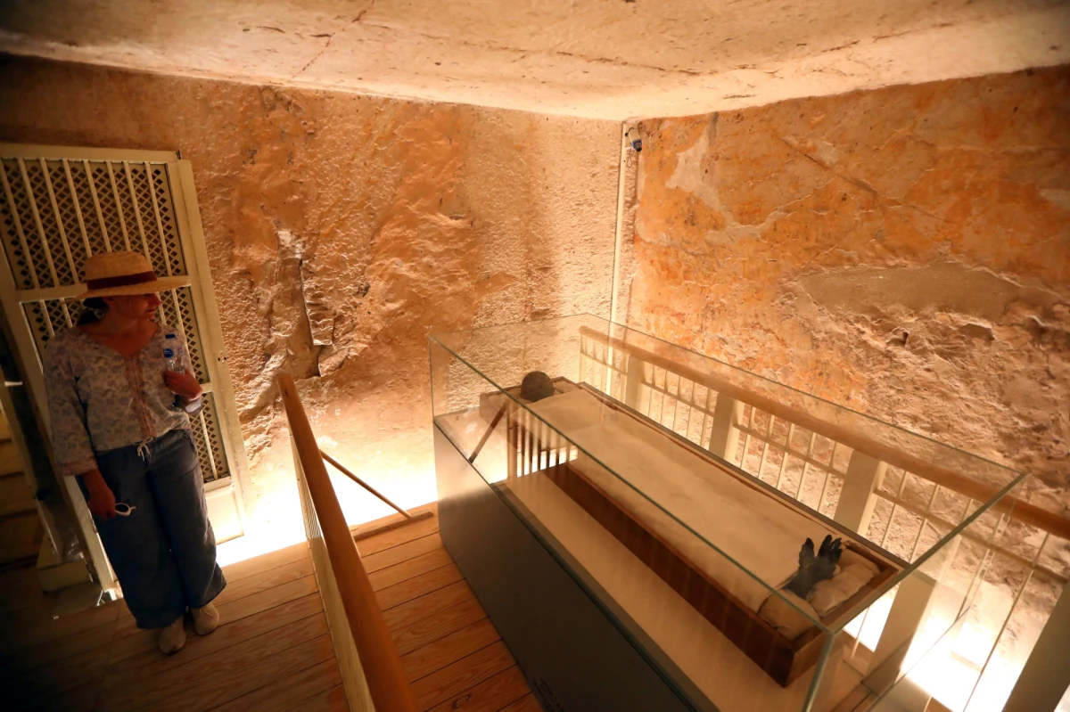 Biżuteria, szkatułki, złota maska czy wyposażenie pałacu w postaci skrzyń, siedzisk, podnóżków - to tylko wybrane z ponad 5 tysięcy zabytków, które 100 lat temu odkryto w grobowcu Tutanchamona w Egipcie. To nie koniec znalezisk. Tylko w ostatnich latach odkryto kolejne dwa grobowce w Dolinie Królów.