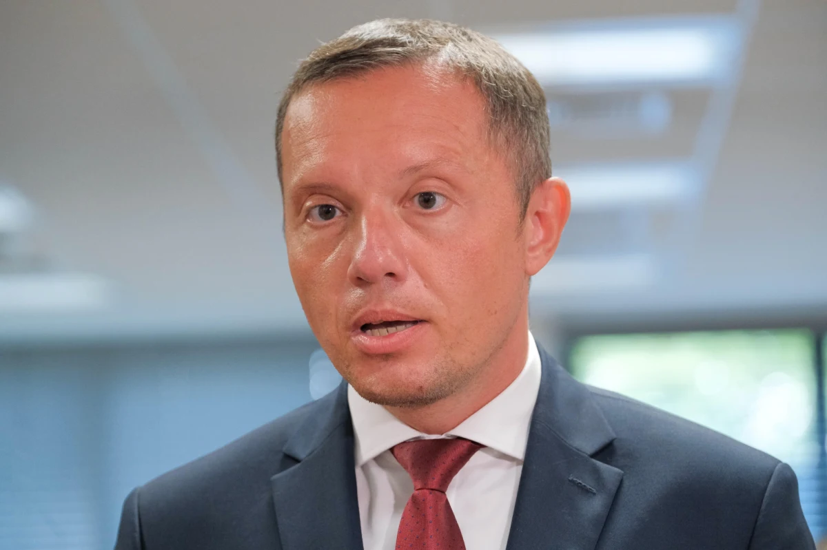 KGHM Polska Miedź poinformowała w komunikacie, że nowym prezesem spółki został Tomasz Zdzikot. Taką uchwałę w czwartek podjęła rada nadzorcza KGHM. Zdzikot od 31 sierpnia był wiceprezesem spółki. Wcześniej stał na czele Poczty Polskiej.