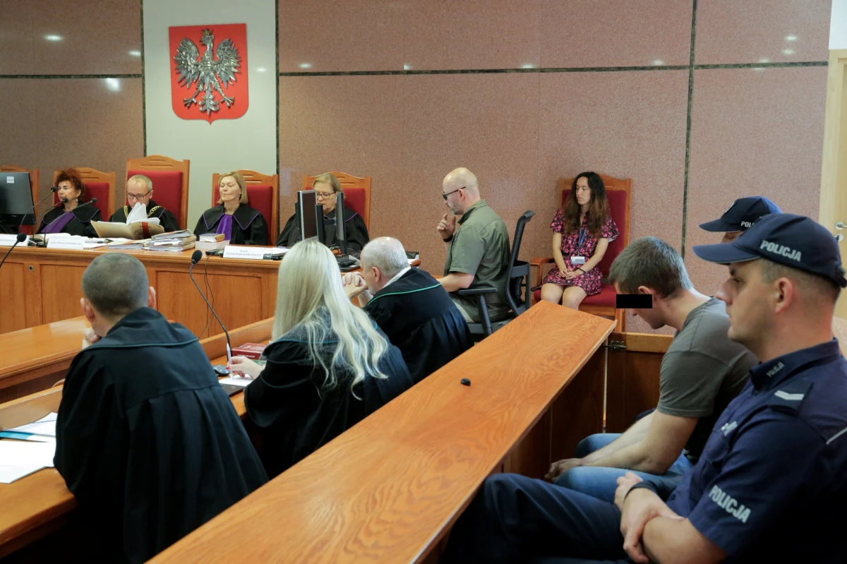 Sąd Okręgowy w Olsztynie kontynuował w piątek proces dwudziestoletniego Nikodema C., który odpowiada za usiłowanie zabójstwa swojej dziewczyny Oliwii. Do tragedii doszło po imprezie z okazji 18. urodzin dziewczyny. Sąd przesłuchiwał w piątek rodziców obojga nastolatków.