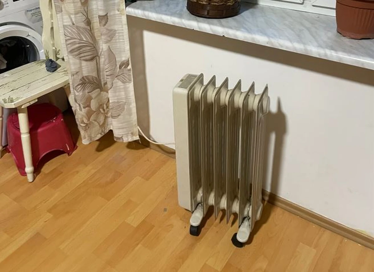 Mieszkańcy domów komunalnych, którzy ogrzewają swoje domy prądem, drżą - dosłownie - ze strachu przed zimą. Wszystko przez wysokie rachunki za energię elektryczną. Reporterka RMF FM Anna Zakrzewska rozmawiała z mieszkańcami jednego z takich bloków na warszawskich Włochach. 