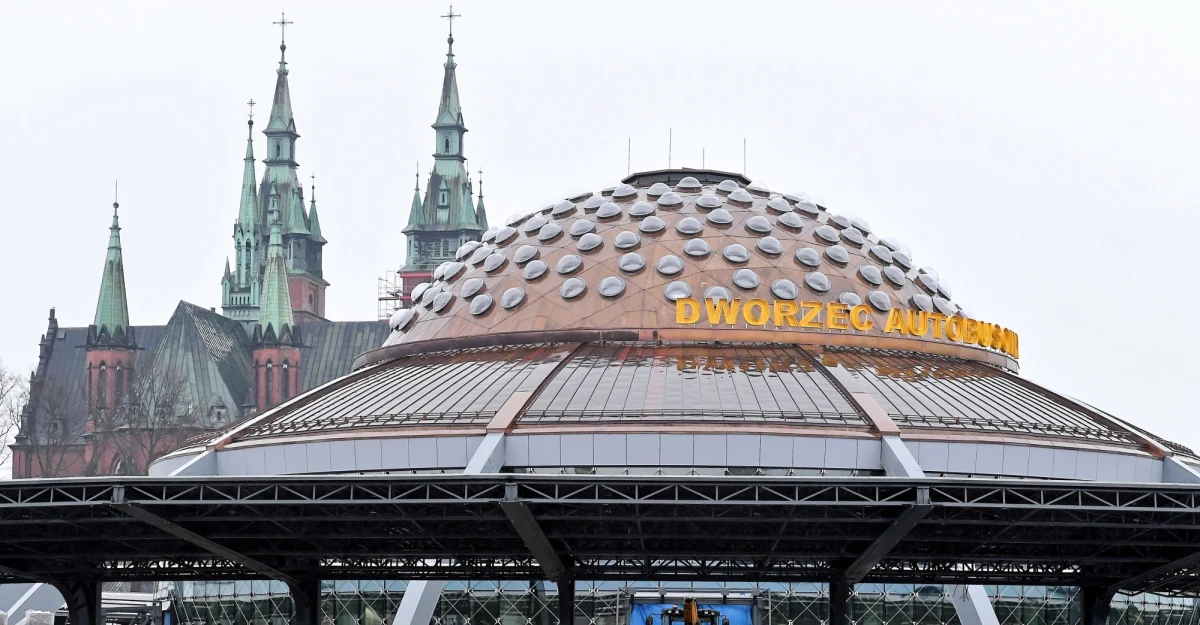 Do bójki trzech kierowców busów doszło na kieleckim dworcu autobusowym. Interweniowała policja. Na miejsce zdarzenia przyjechała też karetka pogotowia, ale żaden z mężczyzn nie wymagał hospitalizacji.