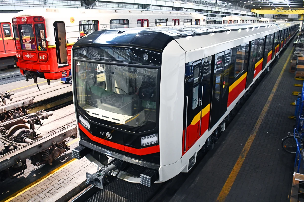 W piątek tydzień temu z wielką pompą nowy pociąg metra - Varsovia -  wyjechał na linię M1 przewożąc na swoim pokładzie władze stolicy. Przez kolejne dni woził warszawiaków również na linii M2. Nie trwało to jednak długo, gdyż w czwartek 3 listopada został na STP Kabaty, bo się zepsuł.