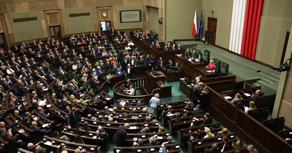 Sejm uchwalił nowelizację ustawy Prawo oświatowe. Nowela, zwana Lex Czarnek 2.0, dotyczy m.in. zasad działalności organizacji i stowarzyszeń w szkołach i przedszkolach. To niemal kalka poprzedniego pomysł resortu edukacji, który Andrzej Duda w marcu zawetował.