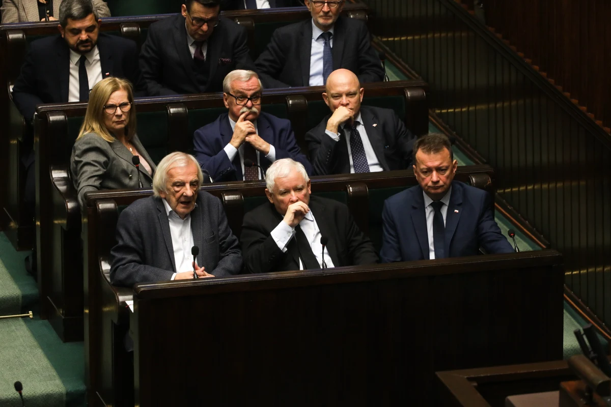 Posłowie zagłosowali w piątek za uchwaleniem ustawy okołobudżetowej. Przyjęta została m.in. poprawka, która podnosi pułap dochodów powiatów, powyżej którego muszą one płacić tzw. janosikowe. Za ustawą głosowało 234 posłów, 220 było przeciw, a 1 poseł wstrzymał się od głosu.