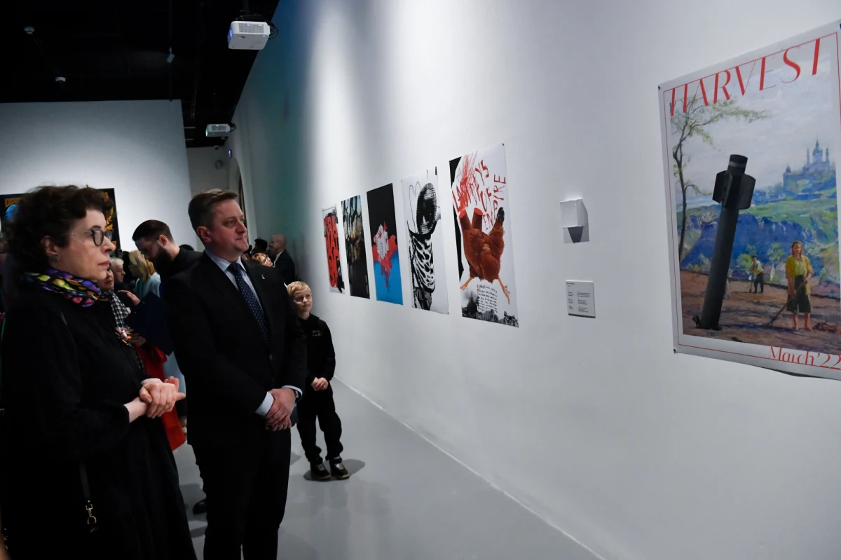 Największa wystawa współczesnej sztuki ukraińskiej, reagującej na wojnę i barbarzyński atak Rosji obejmuje ponad dwieście prac trzydziestu dwóch twórców. Ekspozycja w Centrum Sztuki Współczesnej Zamek Ujazdowski czynna od 5 listopada 2022 do 12 marca 2023 r.