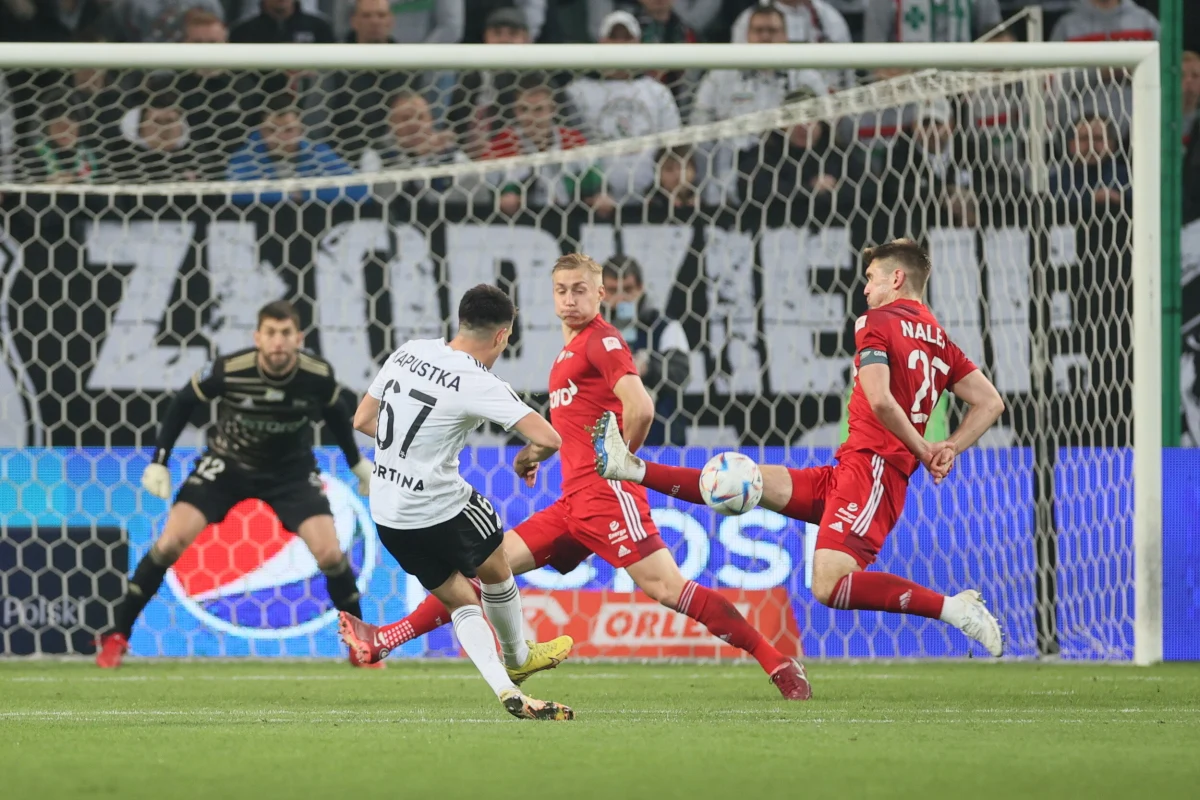 Legia Warszawa przystępowała do meczu z Lechią Gdańsk w roli faworyta. Cztery z ostatnich pięciu starć wygrała stołeczna drużyna. Piłkarze trenera Kosty Runjaica po wyjazdowym zwycięstwie nad Jagiellonią Białystok 5:2 byli wiceliderami tabeli. Bohaterem tamtego starcia był Portugalczyk Josue, który strzelił trzy gole.