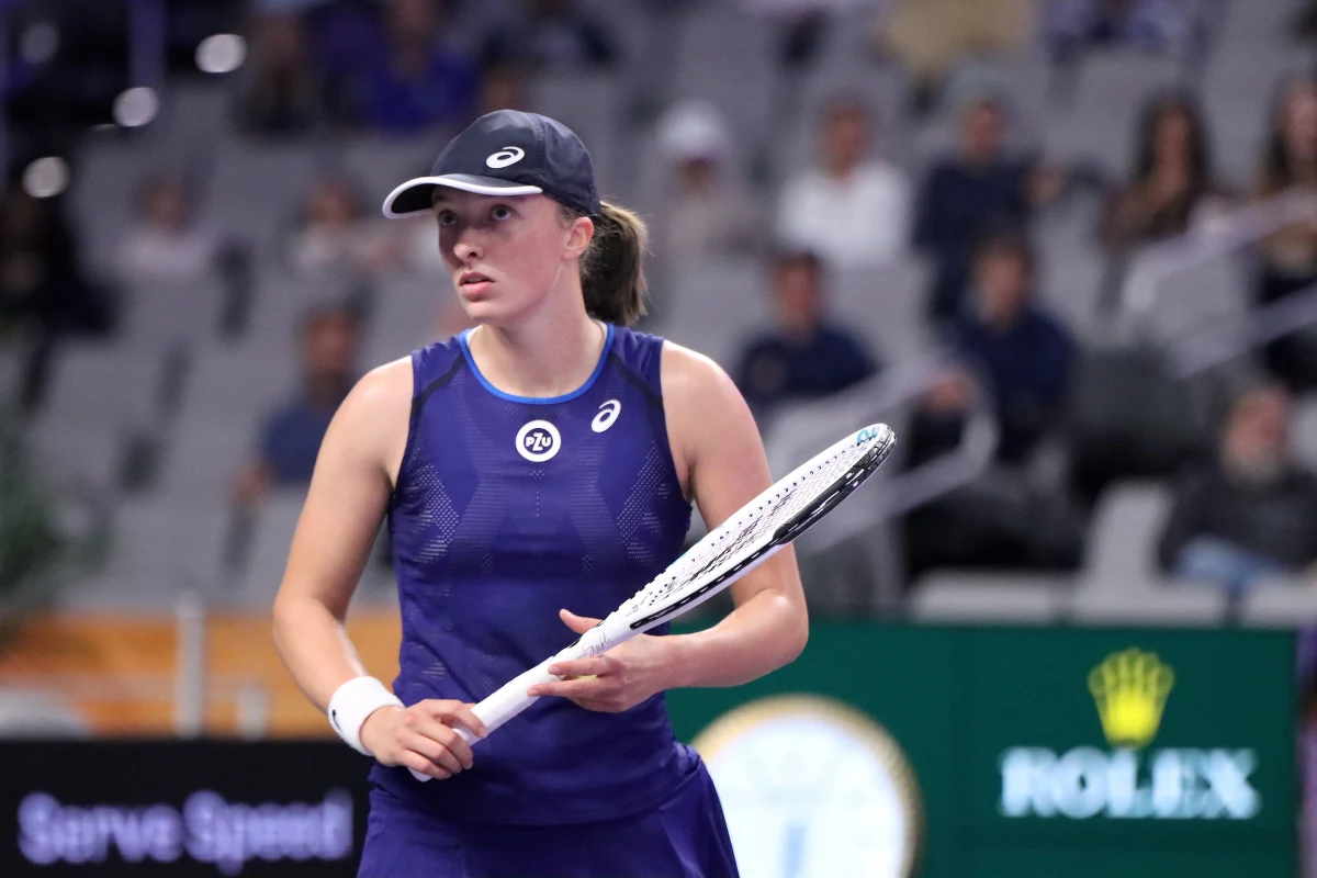 Iga Świątek jeszcze nie zakończyła zmagań grupowych, a już poznała półfinałową rywalkę w WTA Finals w Fort Worth. Przeciwniczką Polki w walce o finał będzie Białorusinka Aryna Sabalenka. W nocy z soboty na niedzielę pewna awansu Świątek zagra z Coco Gauff w ostatnim spotkaniu w grupie.