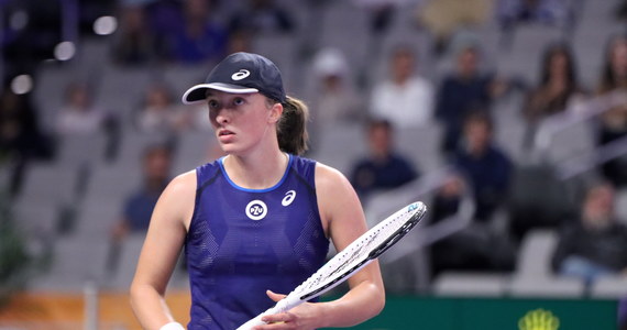 Iga Świątek jeszcze nie zakończyła zmagań grupowych, a już poznała półfinałową rywalkę w WTA Finals w Fort Worth. Przeciwniczką Polki w walce o finał będzie Białorusinka Aryna Sabalenka. W nocy z soboty na niedzielę pewna awansu Świątek zagra z Coco Gauff w ostatnim spotkaniu w grupie.