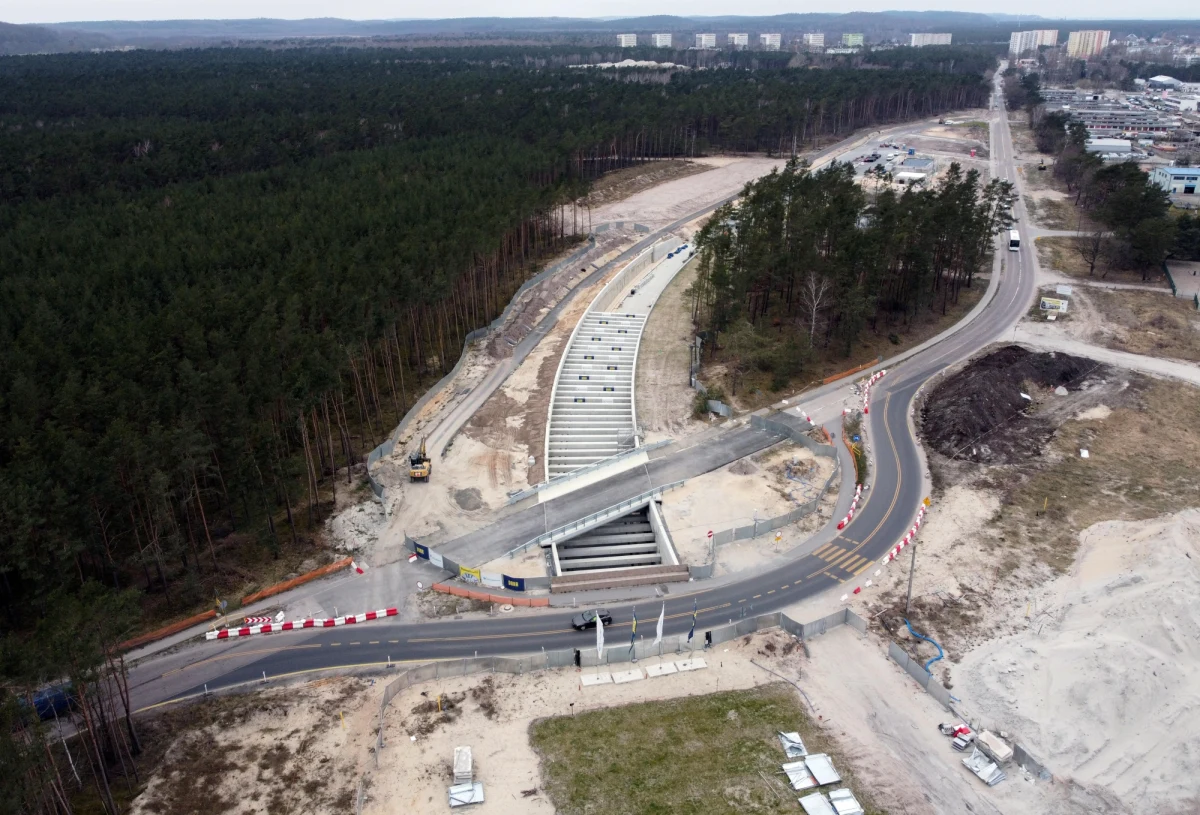 Prezydent Świnoujścia zwrócił się do ministra infrastruktury o wsparcie miasta środkami budżetu państwa w kwocie 38 mln zł – przekazał rzecznik prezydenta Świnoujścia. Wyższy koszt budowy tunelu pod Świną związany jest z inflacją.