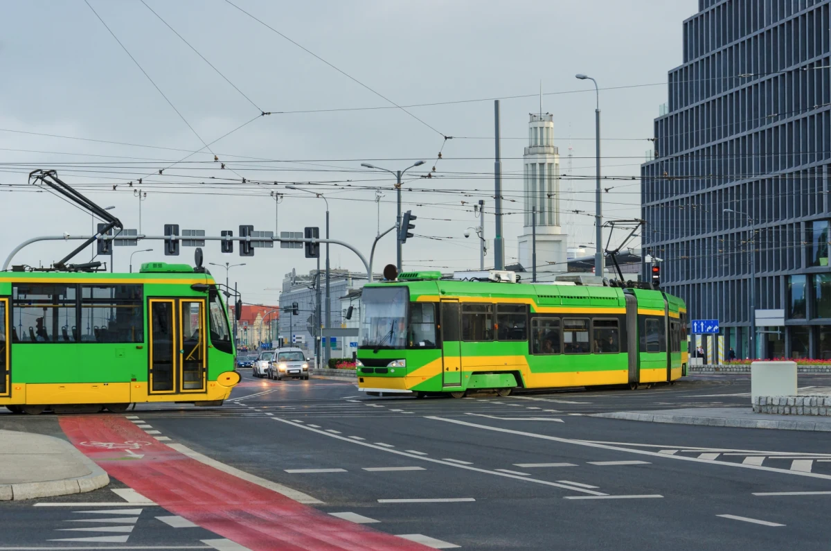 Nawet 100 kierowców autobusów zatrudni od zaraz spółka MPK Poznań. Problemy kadrowe powodują, że w Poznaniu z rozkładów jazdy codziennie wypada pewna część kursów. Zarząd Transportu Miejskiego na razie nie ma planów wprowadzenia zmian w kursowaniu komunikacji miejskiej.