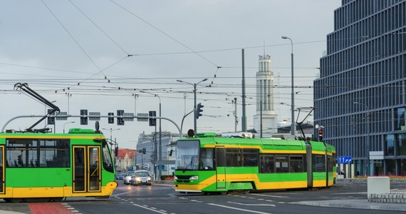 Nawet 100 kierowców autobusów zatrudni od zaraz spółka MPK Poznań. Problemy kadrowe powodują, że w Poznaniu z rozkładów jazdy codziennie wypada pewna część kursów. Zarząd Transportu Miejskiego na razie nie ma planów wprowadzenia zmian w kursowaniu komunikacji miejskiej.