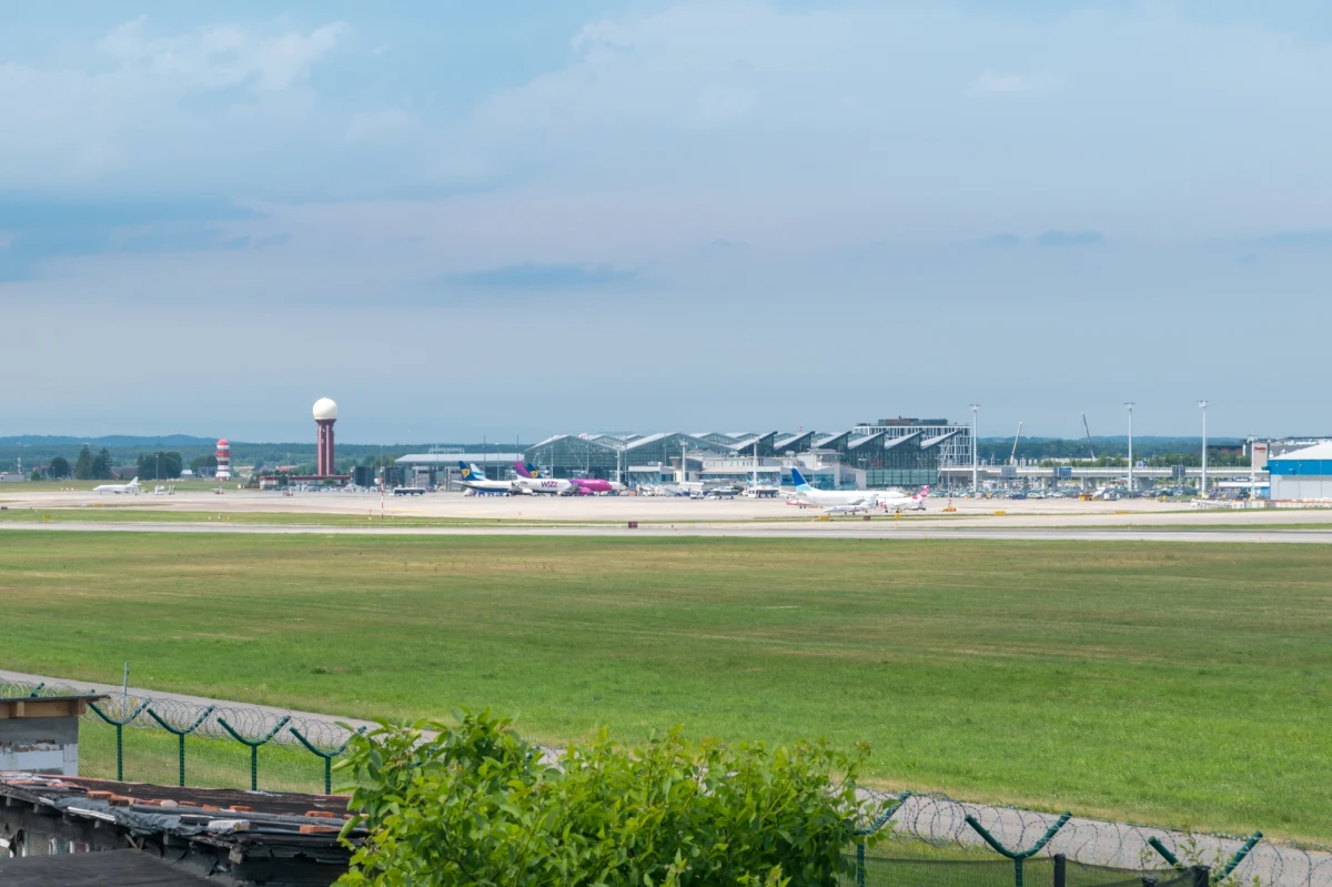 W niedzielę będą przerwy w pracy gdańskiego lotniska, m.in. od godz. 6 do 14. Jest to spowodowane kolejnymi zwolnieniami lekarskimi złożonymi przez kontrolerów zbliżania - poinformowała rzeczniczka prasowa PAŻP. Według rzeczniczki lotniska, problem może dotyczyć nawet 7 tys. pasażerów.