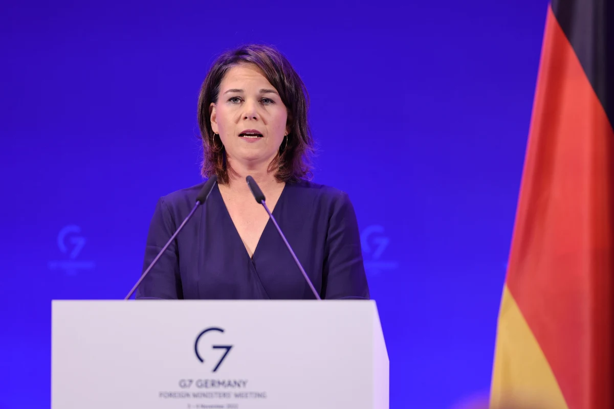 Niemieckie MSZ usunęło krzyż z sali obrad przed posiedzeniem szefów dyplomacji G7 w Monastyrze, co wzbudziło spore kontrowersje. Szefowa niemieckiej dyplomacji Annalena Baerbock wyraziła ubolewanie z powodu tej decyzji.