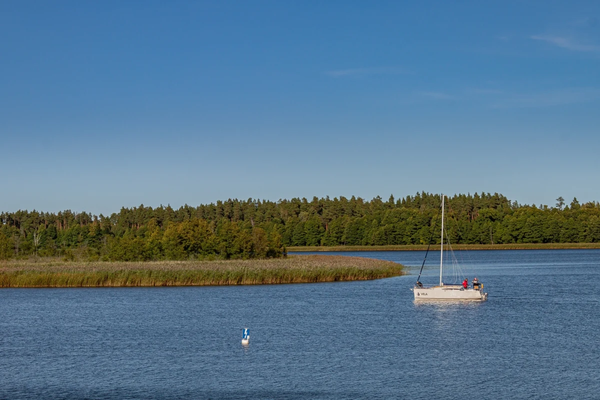 W najbliższych dniach odbędą się konsultacje społeczne związane z pracami studialnymi planowanej budowy Pętli Mazurskiej, która ma połączyć jezioro Niegocin ze Śniardwami. Ma to pomóc w wyborze jednego z czterech wariantów wschodniej części tej nowej drogi wodnej.