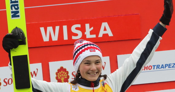 ​Norweżka Silje Opseth wygrała w Wiśle pierwszy w sezonie 2022/23 konkurs Pucharu Świata w skokach narciarskich. Pozostałe miejsca na podium zajęły Austriaczki - broniąca Kryształowej Kuli Marita Kramer i Eva Pinkelnig. Nicole Konderla zajęła 34. miejsce, a Kinga Rajda - 36.