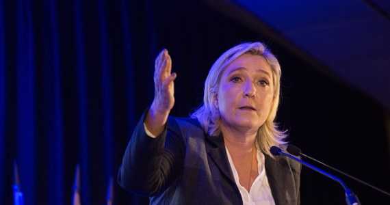 ​To koniec pewnej epoki we francuskim życiu politycznym! W ten sposób wiele paryskich mediów komentuje fakt, że szefowa radykalnej prawicy Marine Le Pen już ostatecznie zrezygnowała z przewodniczenia głównej opozycyjnej partii Zjednoczenie Narodowe, którą założyła. Postanowiła przekazać pałeczkę młodemu pokoleniu. 