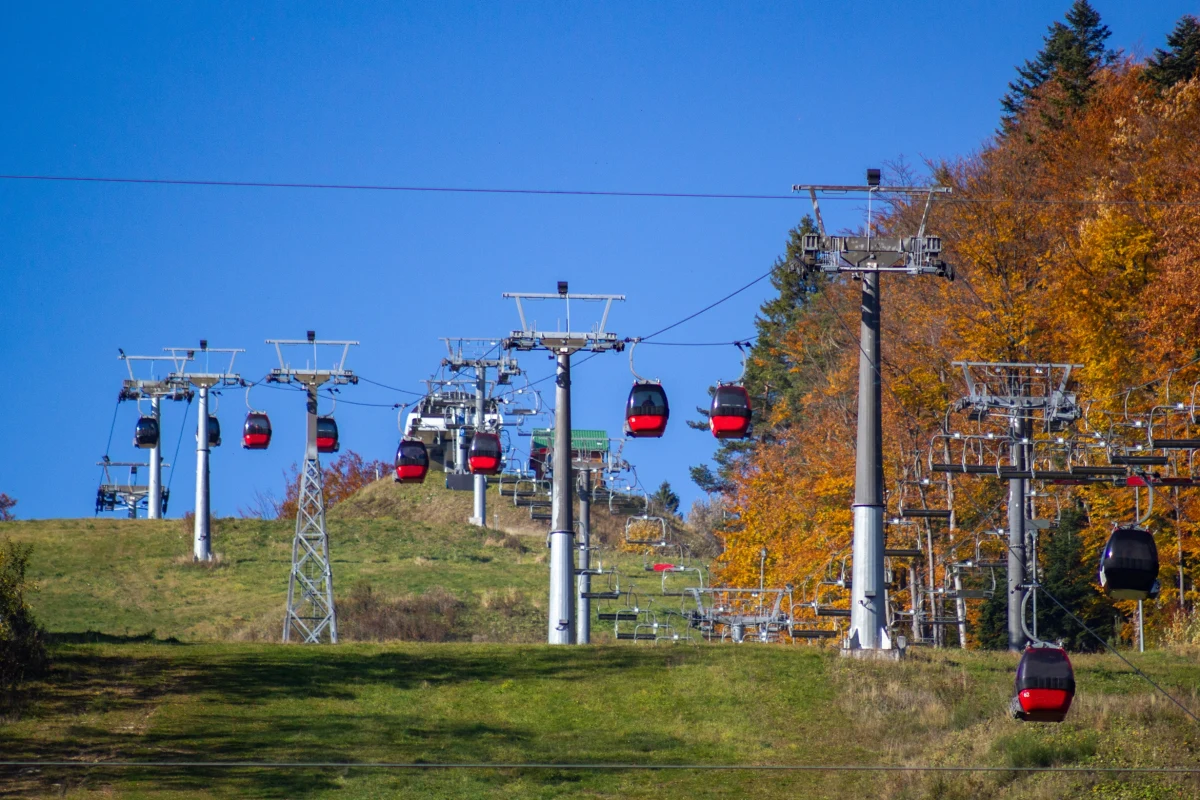 Trwa jesienny przegląd techniczny kolei gondolowej na Jaworzynie Krynickiej. Jednak będzie można z niej skorzystać w długi weekend.