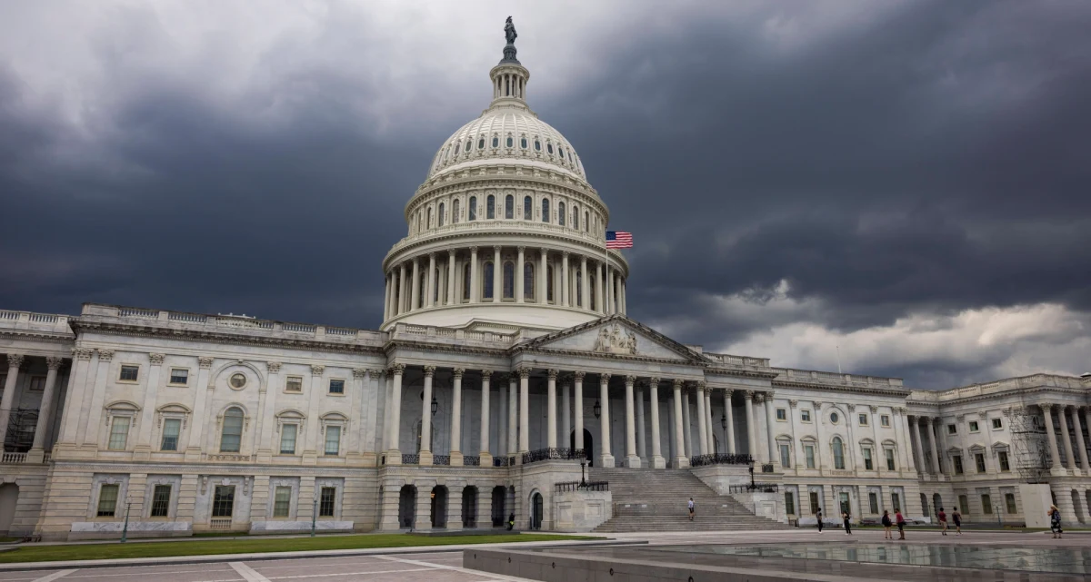To już finisz kampanii wyborczej w Stanach Zjednoczonych. Amerykanie 8 listopada zagłosują w wyborach do Kongresu. Wiele wskazuje na to, że większość zdobędzie Partia Republikańska, gdyż demokraci mają spore problemy m.in. z powodu wysokiej inflacji. "Prawda jest taka, że ludzie głosują portfelem. Gdyby było tak, że decydują tylko ukształtowane poglądy polityczne, to wciąż rządziliby ci sami" - powiedział dr Marcin Fatalski w rozmowie z Andrzejem Kohutem w radiu RMF24. W programie Przegląd Zagraniczny wspólnie zastanawiali się nad przyszłością amerykańskiej sceny politycznej i tym, jak potencjalna zmiana wpłynie na pomoc Ukrainie.