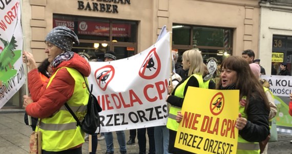 Około 200 osób przeszło z Placu Wolności na katowicki Rynek protestując przeciwko budowie linii Kolei Dużych Prędkości planowanej przez Centralny Port Komunikacyjny. CPK proponuje kilka wariantów przebiegu trasy z Katowic do Ostrawy. Wiążą się one z burzeniem domów i wywłaszczeniami. 