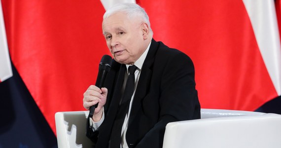 My nie jesteśmy niczemu tutaj winni, winni są ci, którzy nieustannie podpuszczali tam, podnosili rękę za różnymi uchwałami przeciwko nam, ale przede wszystkim szczuli - mówił prezes PiS Jarosław Kaczyński w Suwałkach, nawiązując do braku środków z KPO. 