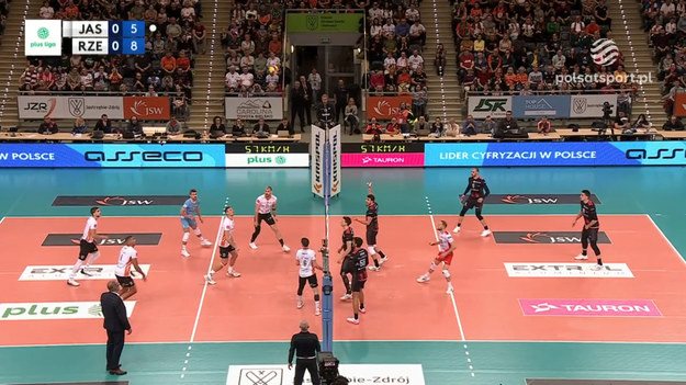 Skrót meczu 8. kolejki PlusLigi Jastrzębski Węgiel – Asseco Resovia 3:0 (26:24, 25:23, 26:24).