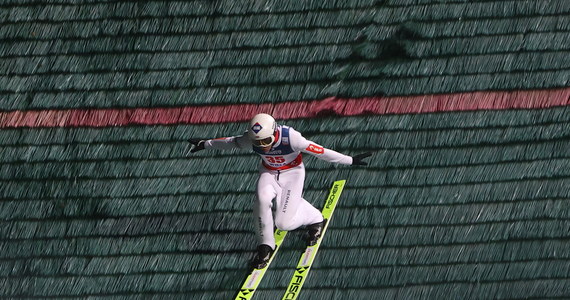 "To była moja wina" - tak Kamil Stoch skomentował niecodzienną sytuację, która miała miejsce przy lądowaniu skoku w pierwszej serii konkursowej sobotnich zawodów Pucharu Świata w Wiśle-Malince. Uszkodził wtedy wiązanie w jednej z nart. Ostatecznie zajął 10. miejsce.