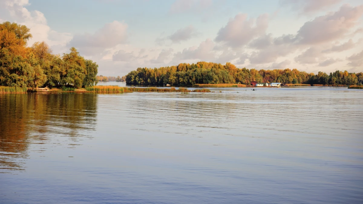 Obwodowi chersońskiemu na południu Ukrainy grozi katastrofa ekologiczna z powodu zanieczyszczenia Dniepru, spowodowanego wysadzaniem w powietrze jednostek pływających - ostrzegł lojalny wobec Kijowa szef administracji regionu Jarosław Januszewycz.