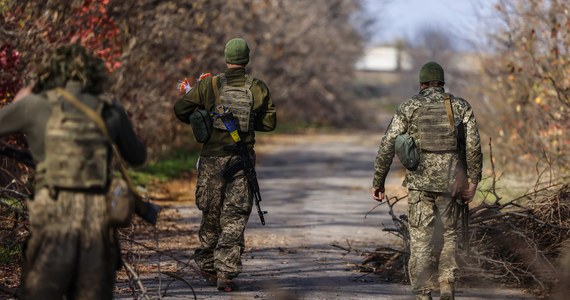 Na froncie w obwodzie ługańskim na wschodzie Ukrainy w ostrzale ukraińskim zginęło ponad 500 zmobilizowanych żołnierzy rosyjskich, ich oficerowie porzucili batalion - podał niezależny rosyjski portal Wiorstka, powołując się na jednego z ocalałych z walk. 