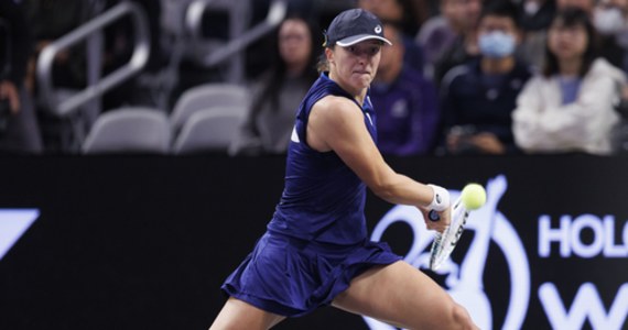 Iga Świątek pokonała Amerykankę Cori Gauff 6:3, 6:0 w swoim trzecim meczu w tenisowym turnieju WTA Finals w Fort Worth. Polka już wcześniej miała zapewniony awans do półfinału, w którym zmierzy się z Białorusinką Aryną Sabalenką.
