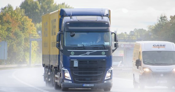 Słowaccy przewoźnicy drogowi zapowiedzieli, że zablokują w nocy na poniedziałek autostradę D2 z Czech na Słowację. Protest jest organizowany w związku z trwającą od końca września na dawnych przejściach granicznych ze Słowacji do Czech kontrolą pojazdów i towarów.