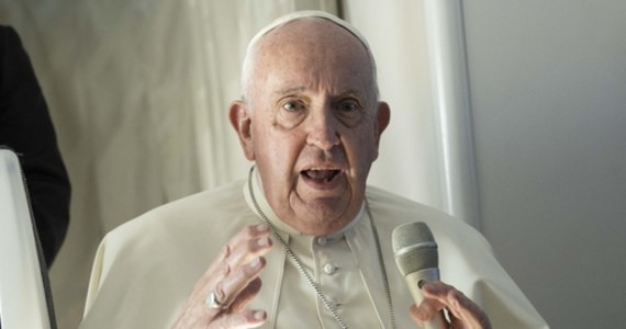 Papież Franciszek stwierdził w rozmowie z dziennikarzami, że "Watykan dobrze pracuje" w sprawie wojny w Ukrainie. W ten sposób odpowiedział na pytanie o zaangażowanie Stolicy Apostolskiej w ewentualne negocjacje. 