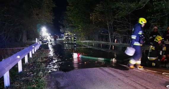 Przed północą zakończyła się akcja strażaków w miejscowości Łobez w województwie zachodniopomorskim. Po przerwaniu tamy na okolicznym systemie zalewowym woda zniszczyła drogą wojewódzką nr 151. Zalanych zostało ponadto kilka gospodarstw domowych. Prawdopodobnie winne są bobry, które pobliżu wybudowały tamę.