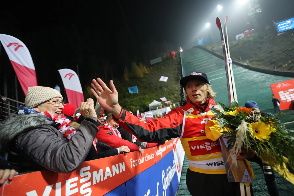 "To jest coś niesamowitego" - przyznał podwójny triumfator pierwszego weekendu Pucharu Świata w skokach narciarskich Dawid Kubacki dodając, że nie spodziewał się aż takiego sukcesu. Polak w Wiśle Malince dwukrotnie stanął na najwyższym stopniu podium.