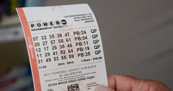 W najbliższy poniedziałek w kolejnym losowaniu na amerykańskiej loterii Powerball główna nagroda wzrosła do 1,9 mld dolarów. W sobotę znowu nikt nie miał, licząc łącznie z dodatkowym, sześciu zwycięskich numerów. Los kosztuje 2 dolary. 
