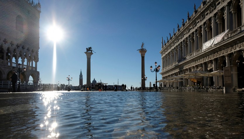 Italia, Venecia: St.  Mark se inundó, pero el agua se mantuvo frente a la basílica.