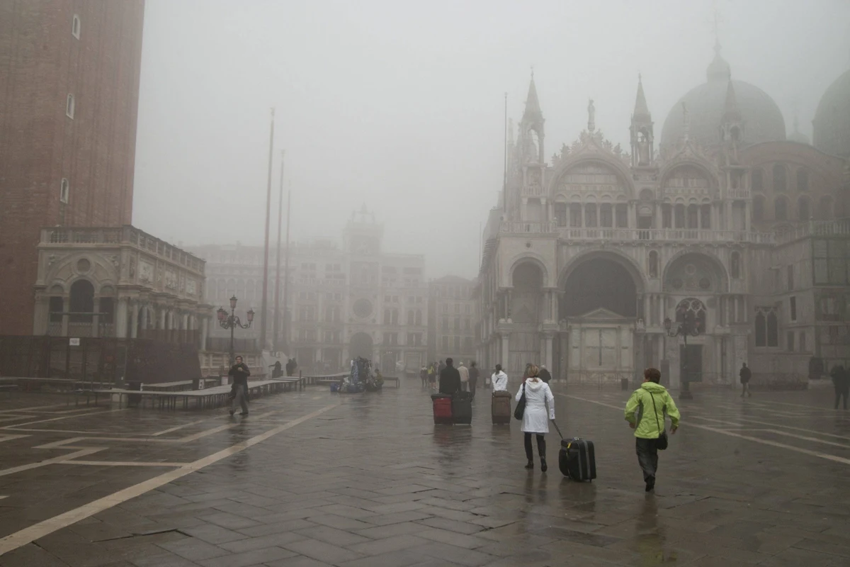 Po raz pierwszy w historii Wenecji zdarzyło się, że podczas gdy plac Świętego Marka został zalany, woda nie wdarła się do liczącej prawie tysiąc lat bazyliki. Zatrzymały ją szklane bariery ochronne, zamontowane w ostatnich tygodniach.