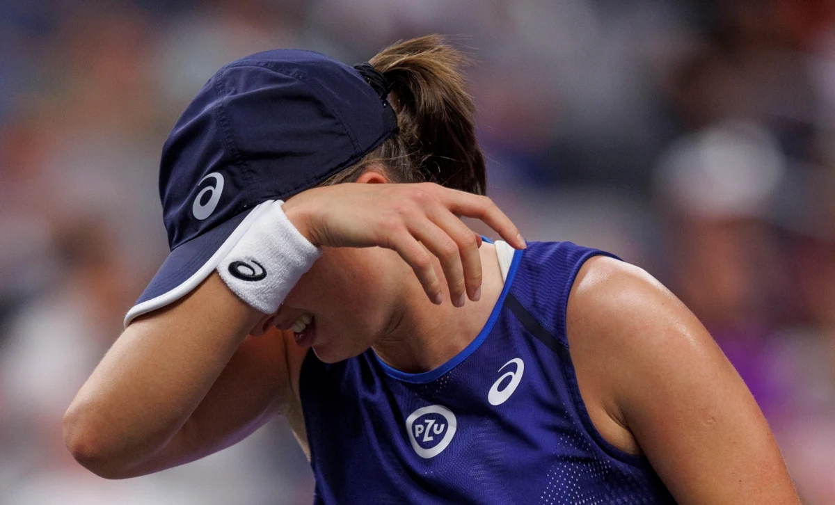 Iga Świątek przegrała z Aryną Sabalenką 2:6, 6:2, 1:6 w półfinale turnieju WTA Finals w Fort Worth. W poniedziałkowym finale białoruska tenisistka zmierzy się z Francuzką Caroline Garcią, która wcześniej wygrała z Greczynką Marią Sakkari 6:3, 6:2.
