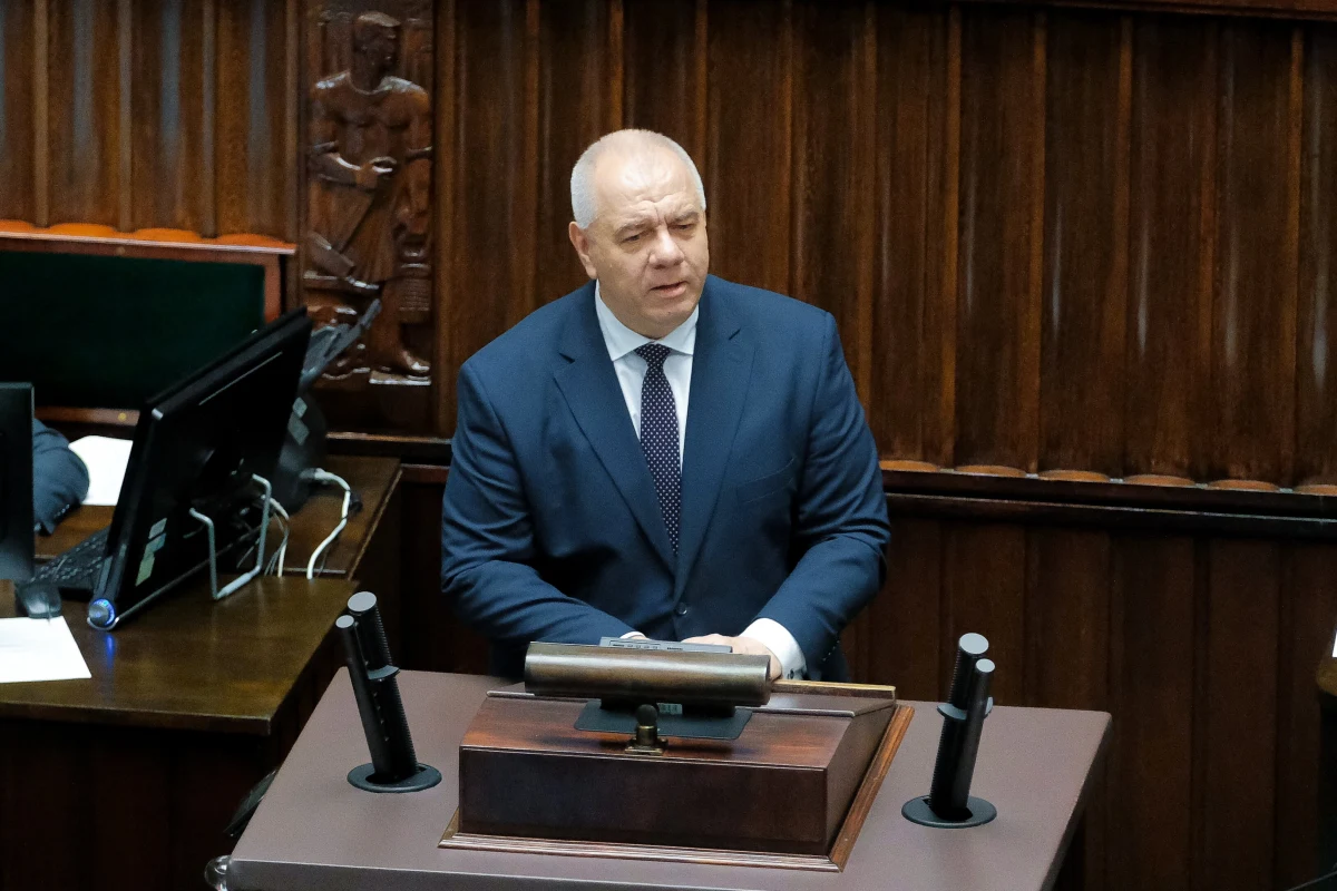 "Trzeci projekt atomowy zostanie rozpoczęty w momencie, gdy zdecydujemy o jego lokalizacji. Z rozmów z minister klimatu i środowiska Anną Moskwą wiem, że nastąpi to w ciągu paru miesięcy" - powiedział w wywiadzie dla "Sieci" wicepremier, szef MAP Jacek Sasin. Dodał, że według niego trzy elektrownie to wciąż za mało.