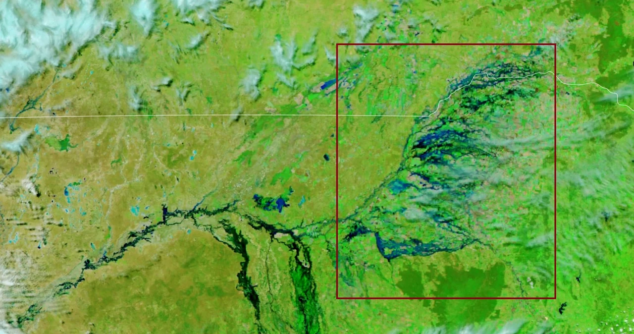 Zdjęcie satelitarne pokazujące rozlane rzeki w stanach Queensland i Nowa Południowa Walia w Australii, zdjęcie z 29.10.2022