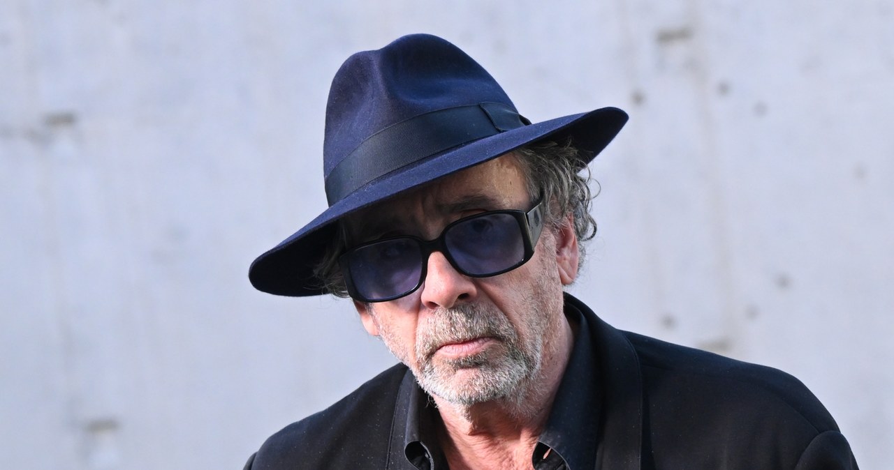 64-letni Tim Burton od lat uchodzi za jednego z większych hollywoodzkich ekscentryków. W pełni zasłużenie wziąwszy pod uwagę fakt, że ogród w jego XVIII-wiecznej rezydencji zamieszkują dinozaury - dokładnie tuzin. W tym 8-metrowy Tyranozaurus Rex. Posiadłość jest jednak odgrodzona od świata bardzo wysokim murem, więc tylko nieliczni mają do niego dostęp.