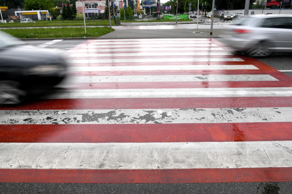 Zbliżanie się do pasów pieszego, to sygnał, że pieszy ma zamiar przejść na drugą stronę ulicy i rozpoczął "wchodzenie na przejście". W takiej sytuacji kierowca musi bezwzględnie ustąpić pierwszeństwa pieszemu - tak uznał piotrkowski Sąd Rejonowy w precedensowym orzeczeniu. Kierująca, która tego nie zrobiła, została ukarana 200-złotową grzywną. 