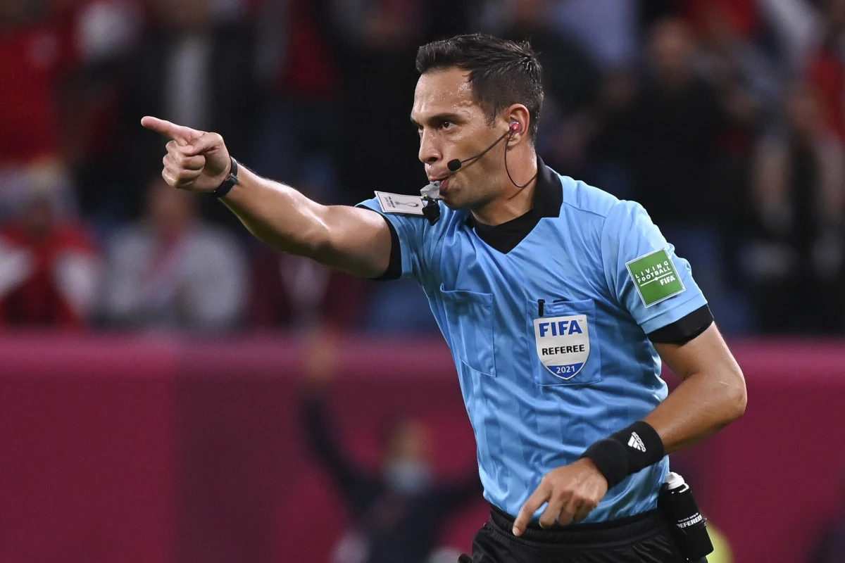 Sędzia Facundo Tello pokazał piłkarzom Boca Juniors i Racing Club aż 10 czerwonych kartek w meczu o Superpuchar Argentyny (Trofeo de Campeones). Siedmiu piłkarzy wyleciało z boiska po decydującym golu na 2:1, którego pod koniec dogrywki dla Racingu strzelił Carlos Jonas Alcaraz. Piłkarzom Boca nie spodobało się jego celebracja.