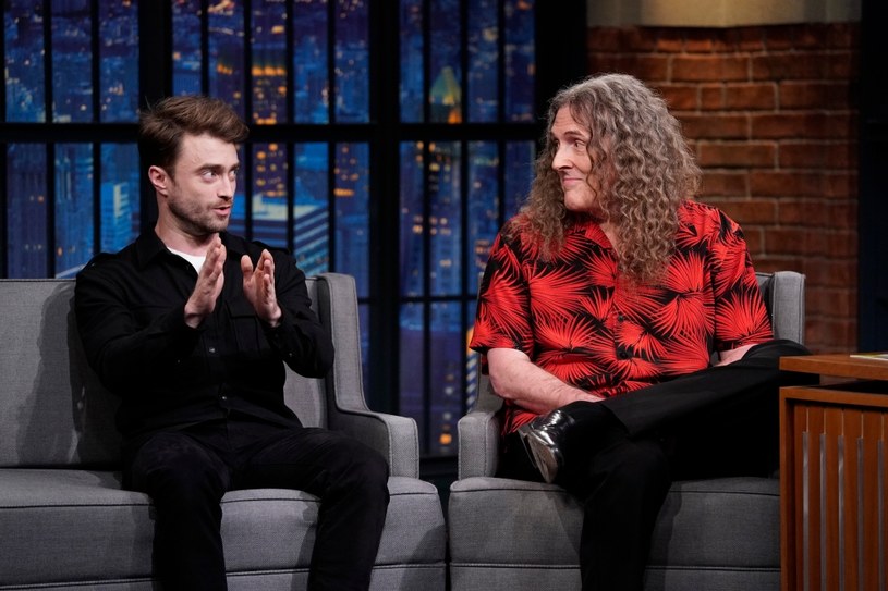 Daniel Radcliffe w najnowszym wywiadzie wyznał, że był zdziwiony, gdy poproszono go o zagranie głównego bohatera w filmie biograficznym "Weird: The Al Yankovic Story". Aktor nie jest bowiem zbyt podobny do tytułowego muzyka. Dopiero go przeczytał scenariusz, pomyślał sobie: "Nie robimy typowej biografii. Robimy coś innego i to nie ma znaczenia".