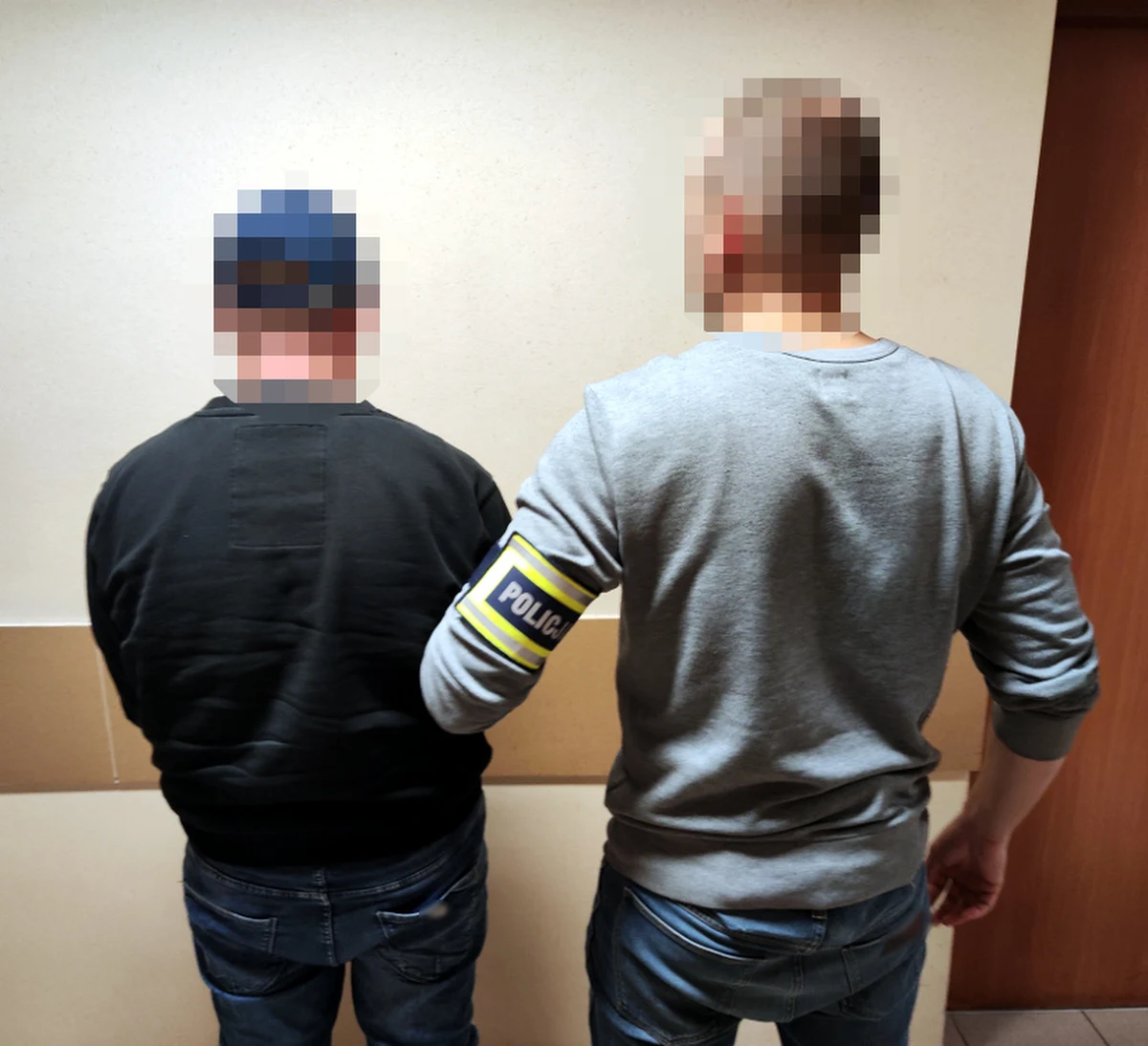 32-letnie bliźnięta z Łodzi okradały starszych i samotnych warszawiaków. Kobieta i mężczyzna zostali zatrzymani, kiedy na dworcu kupowali bilety, by wrócić do rodzinnego miasta. Odpowiedzą za kilkanaście kradzieży i oszustw.

