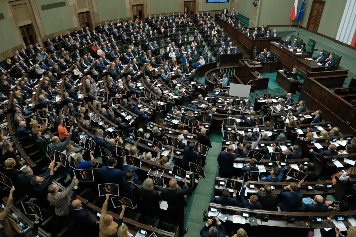 PiS wciąż prowadzi w sondażach, ale to opozycja zdobyłaby więcej mandatów poselskich - wynika z sondażu IBRiS dla "Rzeczpospolitej". Na PiS zagłosowałoby 33,7 proc. ankietowanych, na KO - 27,6 proc., na Polskę 2050 - 10,9 proc., a na Lewicę - 10,1 proc.