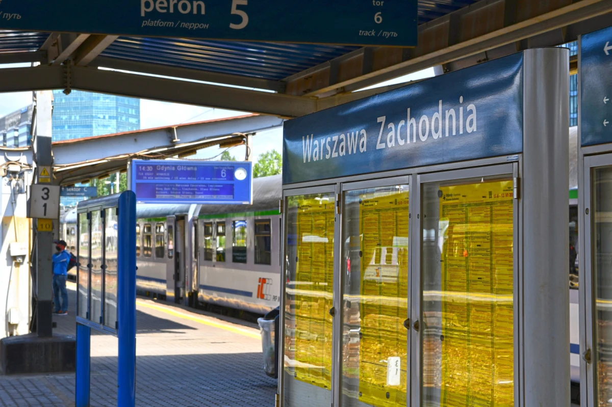 Nawet kilkadziesiąt minut opóźnienia ma część pociągów Kolei Mazowieckich z Radomia do Warszawy. Te problemy to między innymi konsekwencja remontów na torach. Trwa pierwszy roboczy dzień z nowym rozkładem PKP i Kolei Mazowieckich. 