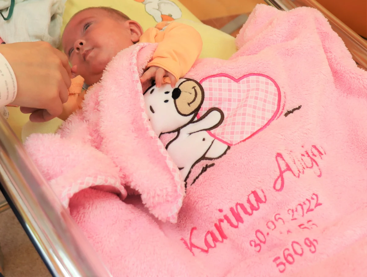 W Szpitalu Wojewódzkim w Gorzowie Wlkp. urodził się wcześniak, który ważył zaledwie 560 gramów. Dziewczynka mieściła się na dłoni dorosłego człowieka. Dzisiaj Karinka to niemal czteromiesięczny, zdrowy niemowlak, który właśnie opuścił gorzowską neonatologię. 