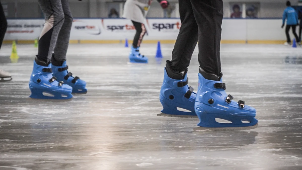 Dziś startuje sezon zimowy na wrocławskich krytych lodowiskach przy ul. Spiskiej i Wejherowskiej. Trzeba się liczyć z droższymi o kilka złotych biletami. Nowością jest tak zwane "Szybkie ślizganie".
